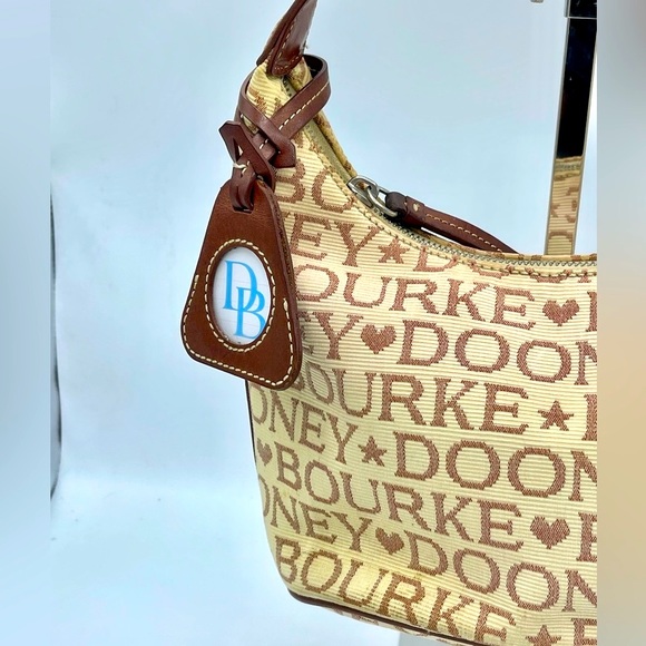 A DOONEY & BOURKE MONOGRAM PURSE OF  COATED COTTON WITH LEATHER ACCENTS. - Picture 3 of 16